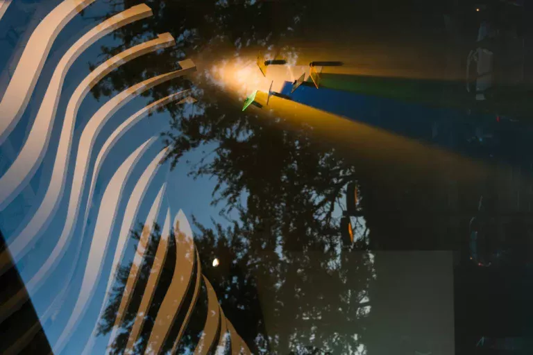 商空設計、商業空間、商業室內設計、空間設計、南港、台北流行音樂中心、壓克力、光影、造型木作、店外空間、店內設計